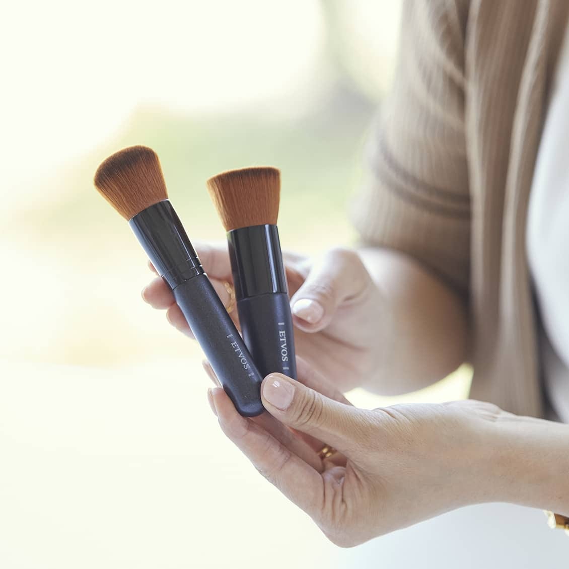 フェイスカブキブラシ、右：フラットトップブラシ。以前私が使っていた時、ブラシを適当に選んでいたことも、薄づきでいまいちな仕上がりだった原因だったようです……