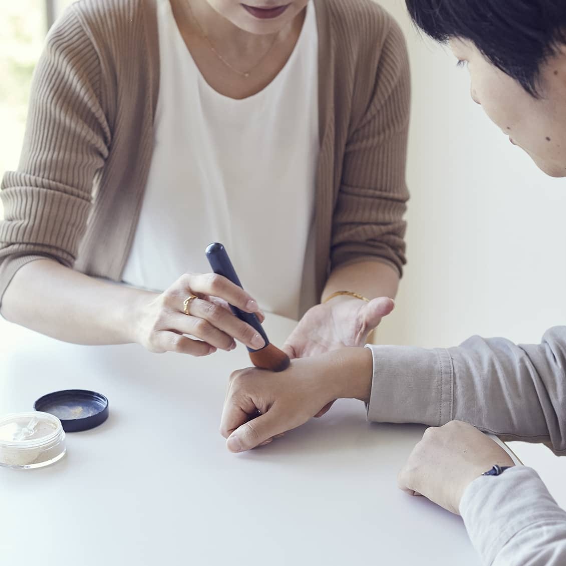 ETVOSのミネラルファンデーションは「マット／艶やか」の2種類と、各5カラーの全10種類。