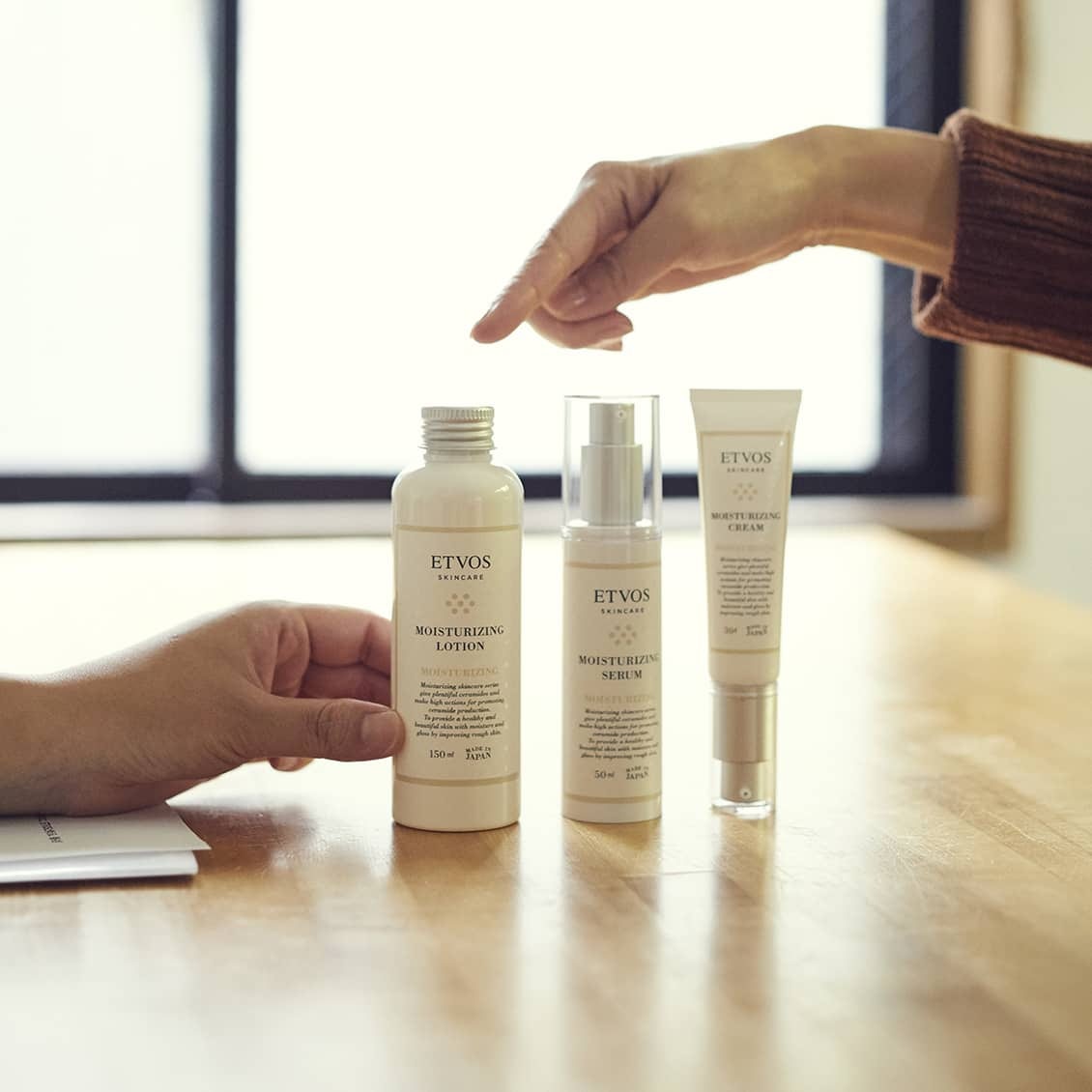 （左から）ローション、セラム、クリーム（全てモイスチャライジングシリーズ）