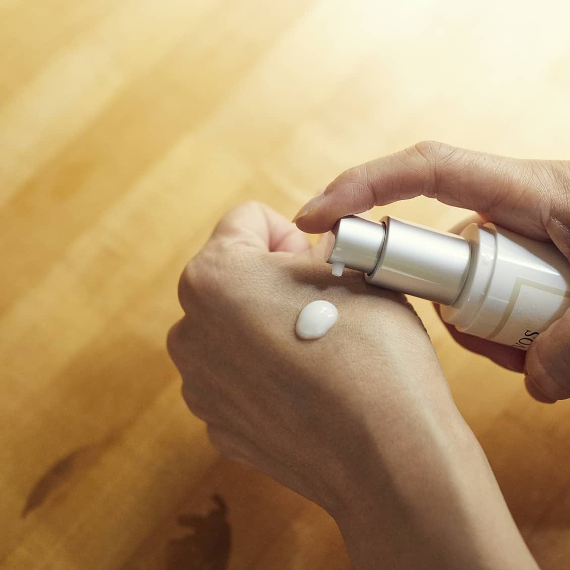 モイスチャライジングセラムは、セラミドを補う美容液効果のほか、肌の水分を守る乳液の効果も。肌なじみの良いテクスチャーだから、次のメイクもスムーズ。