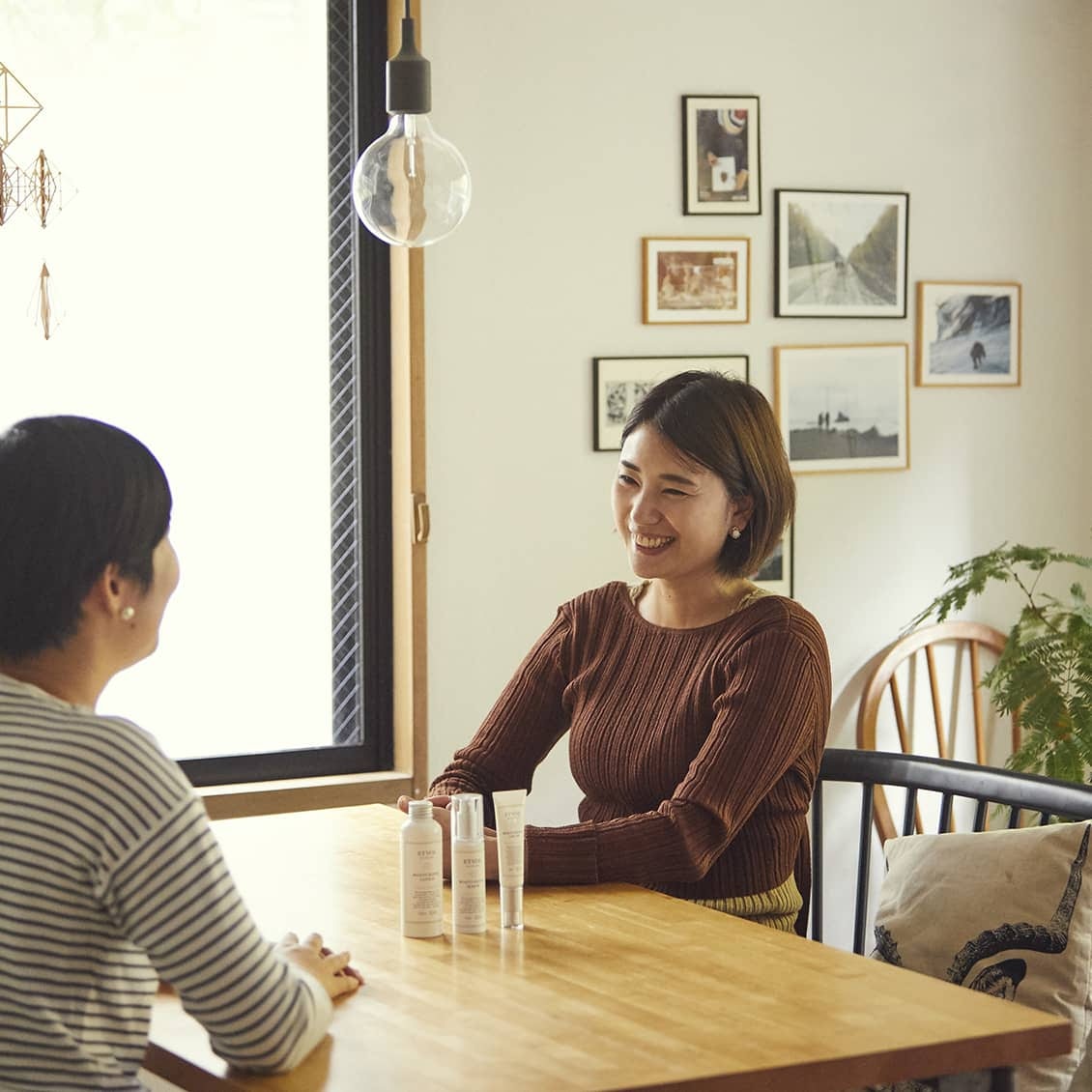 ETVOS PRの初坂さん。中学1年生と小学1年生姉妹のお母さんでもあります。